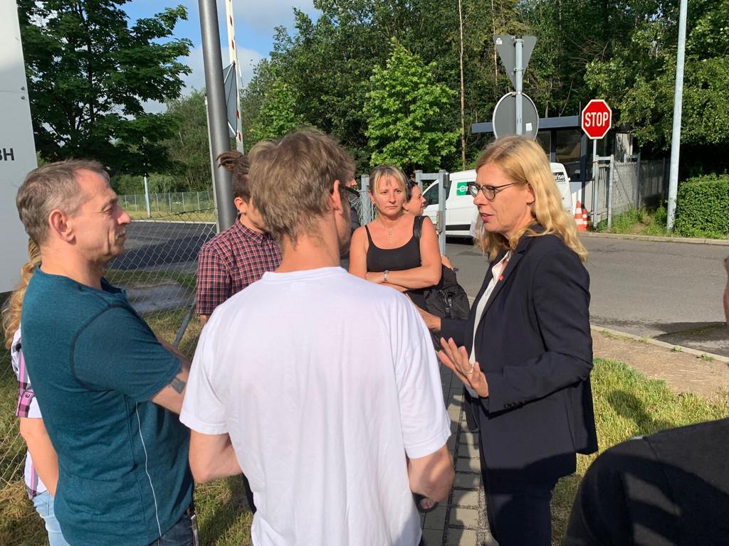 Irene Schulz im Gespräch mit dem Betriebsrat bei Birkenstock in Görlitz 