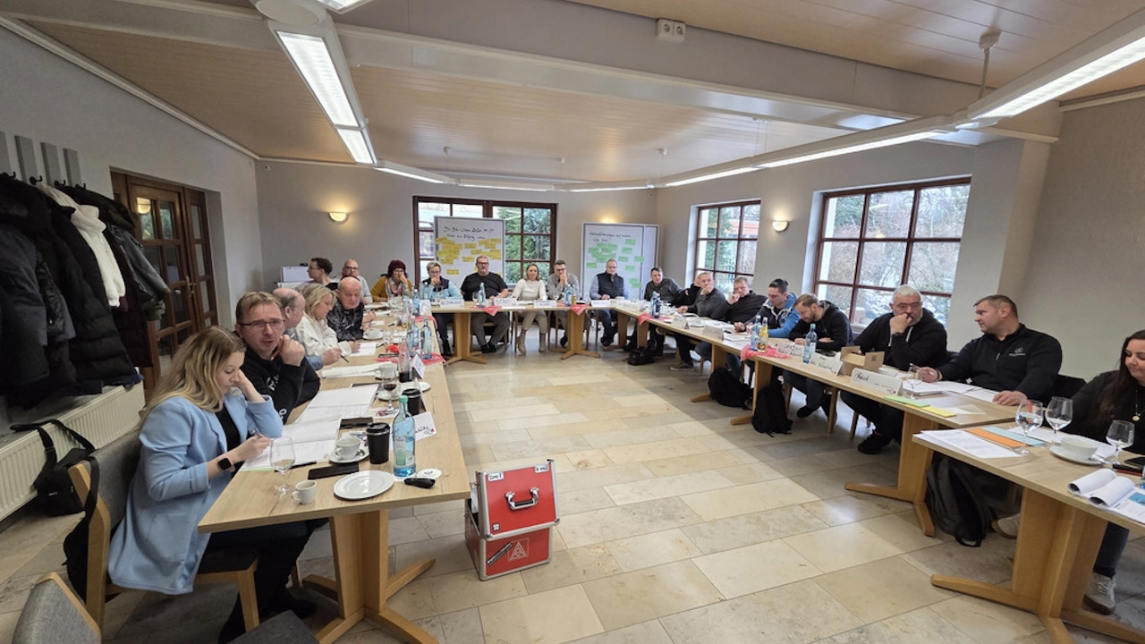 Die IG Metall unterstützt die Betriebsratsgremien bei ihrer Arbeit mit Rat und Tat und sorgt bereits im Vorfeld der Wahlen durch Schulungen der Wahlvorstände für einen reibungslosen Verlauf der wichtigen Wahlen, die im kommenden Frühjahr in den Betrieben stattfinden. Das Foto entstand Ende November bei einer Wahlvorstandsschulung.