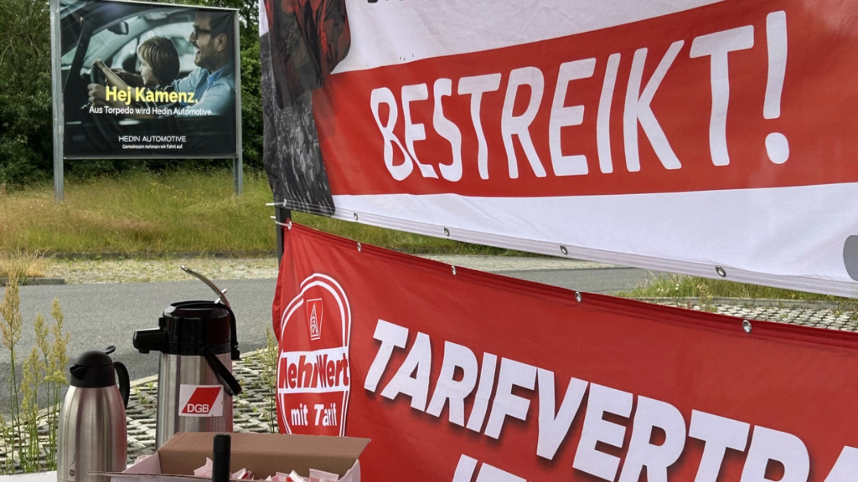  Warum eine Stunde die Arbeit ruhte, verkündeten Banner: Dieser Betrieb wird bestreikt. Vorläufig noch mit einstündigen Warnstreiks, die jedoch in einer nächsten Stufe auch schon deutlich länger dauern könnten. 