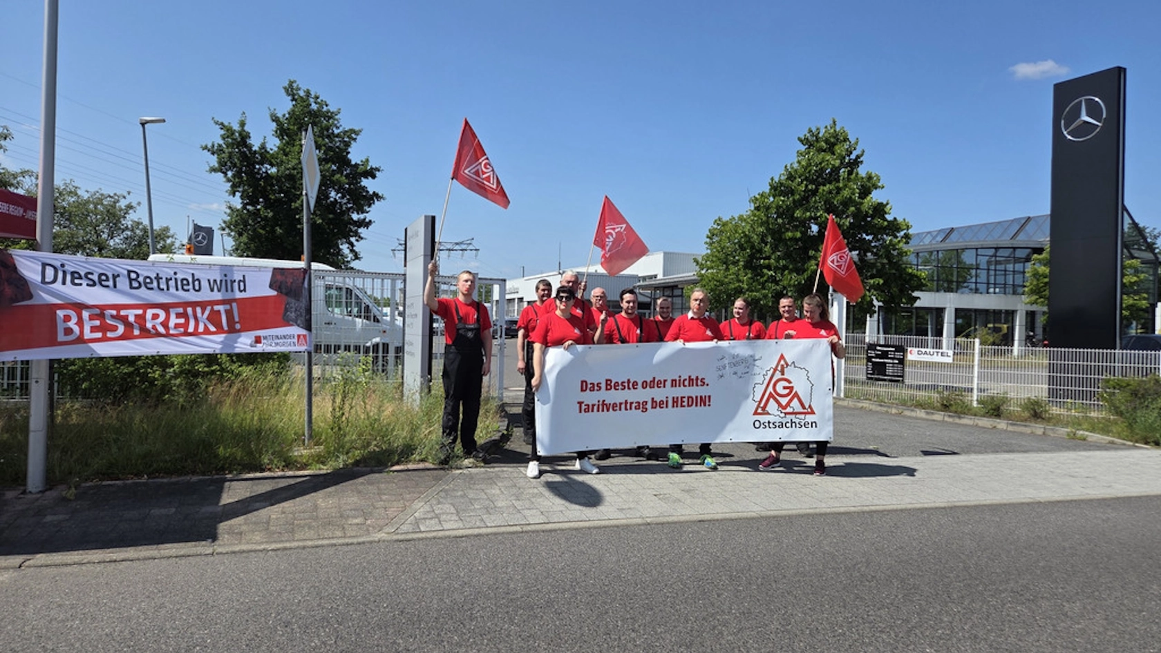  Warnstreik bei Hedin Automotives in Senftenberg: Im Betrieb ruht die Arbeit, vor dem Betrieb ist Bewegung. Aus gutem Grund: Die Beschäftigten kämpfen für einen Tarifvertrag. 