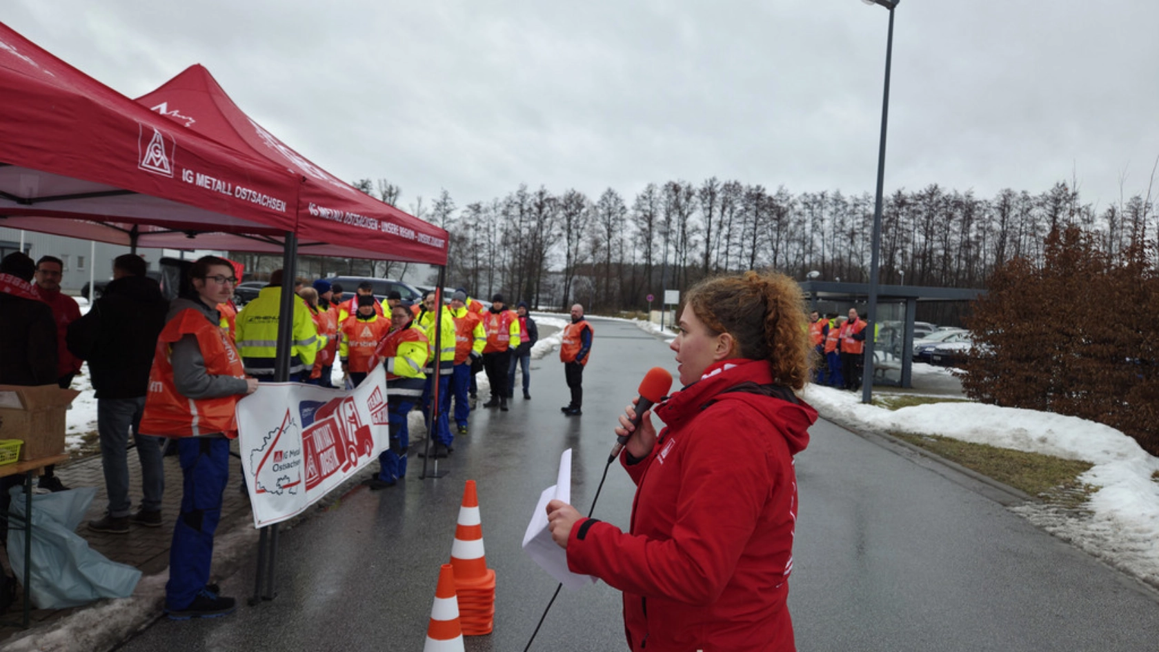 Anna-Lena Brand, Gewerkschaftssekretärin der IG Metall Ostsachsen, forderte unter dem Applaus der Warnstreikenden das Ende des Entgeltgefälles bei Rhenus in Sachsen. 