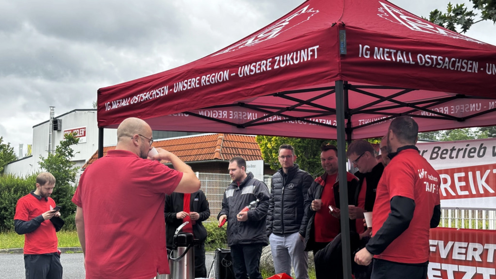  Einen Tag vorher: Warnstreik bei Hedin Automotives in Weißwasser. Alle Beschäftigten vor dem Tor – selbst aus dem Urlaub kommen zwei Kollegen dazu, um für ihre Forderung Gesicht zu zeigen.
