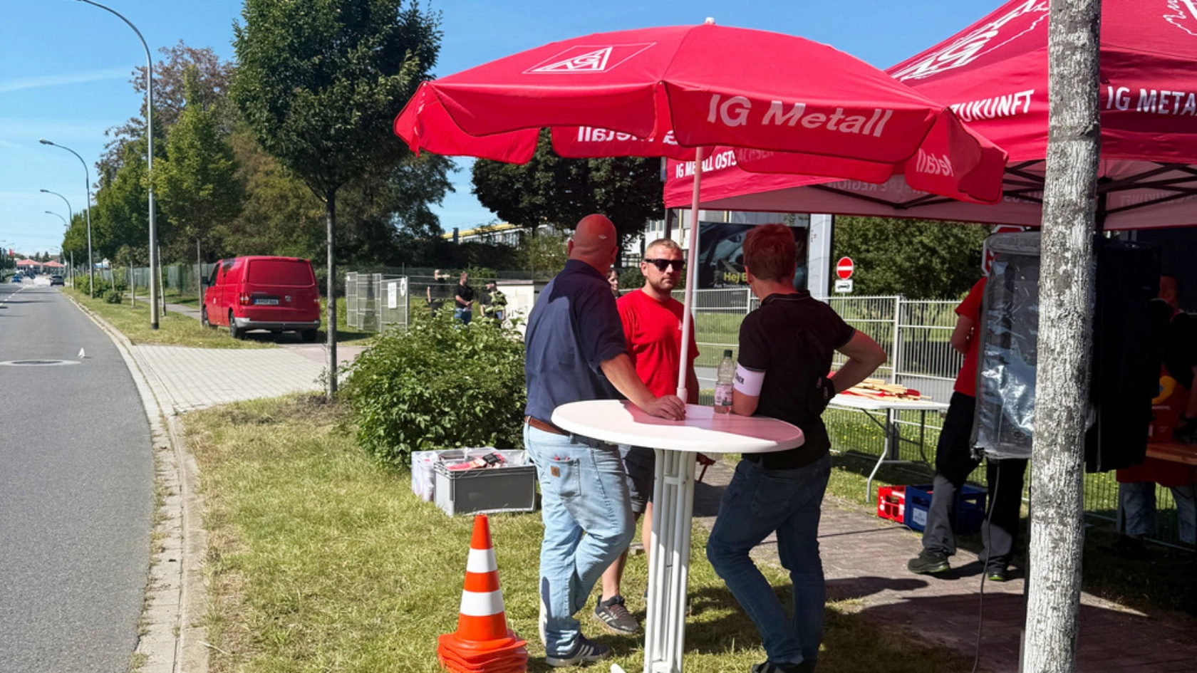  Die IG Metall Ostsachsen forderte die Arbeitgeberseite zum wiederholten Mal auf, sich mit der Gewerkschaft an einen Tisch zu setzen und über einen Tarifvertrag zu verhandeln. 