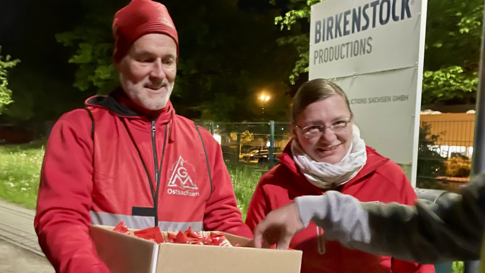 Die IG Metall Ostsachsen informierte alle drei Schichten bei Birkenstock in Görlitz über die Vorteile eines Tarifvertrags. Uwe Garbe, Erster Bevollmächtigter der IG Metall Ostsachsen, versorgte die Kolleginnen und Kollegen mit kleinen Leckereien.Mit Tarifvertrag fällt auch die Portion Pommes größer aus. 