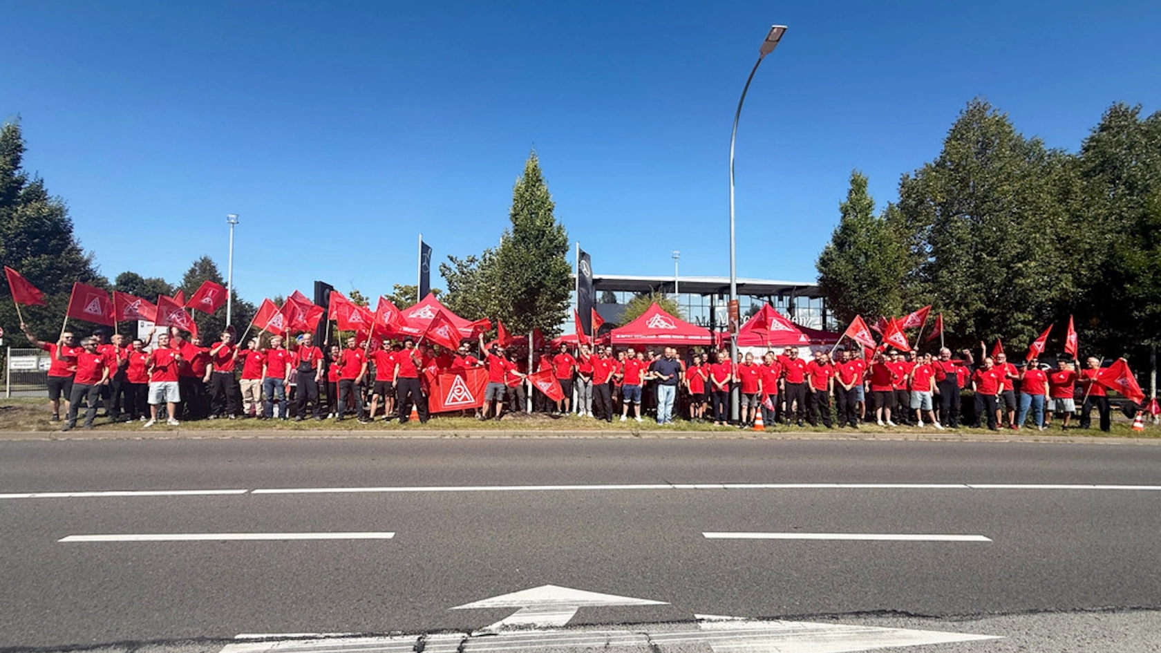  Große Beteiligung: An dem gemeinsamen, zentralen Warnstreik aller acht Hedin-Autohäuser und -Werkstätten in Ostsachsen in Bautzen beteiligten sich rund 150 Kolleginnen und Kollegen.