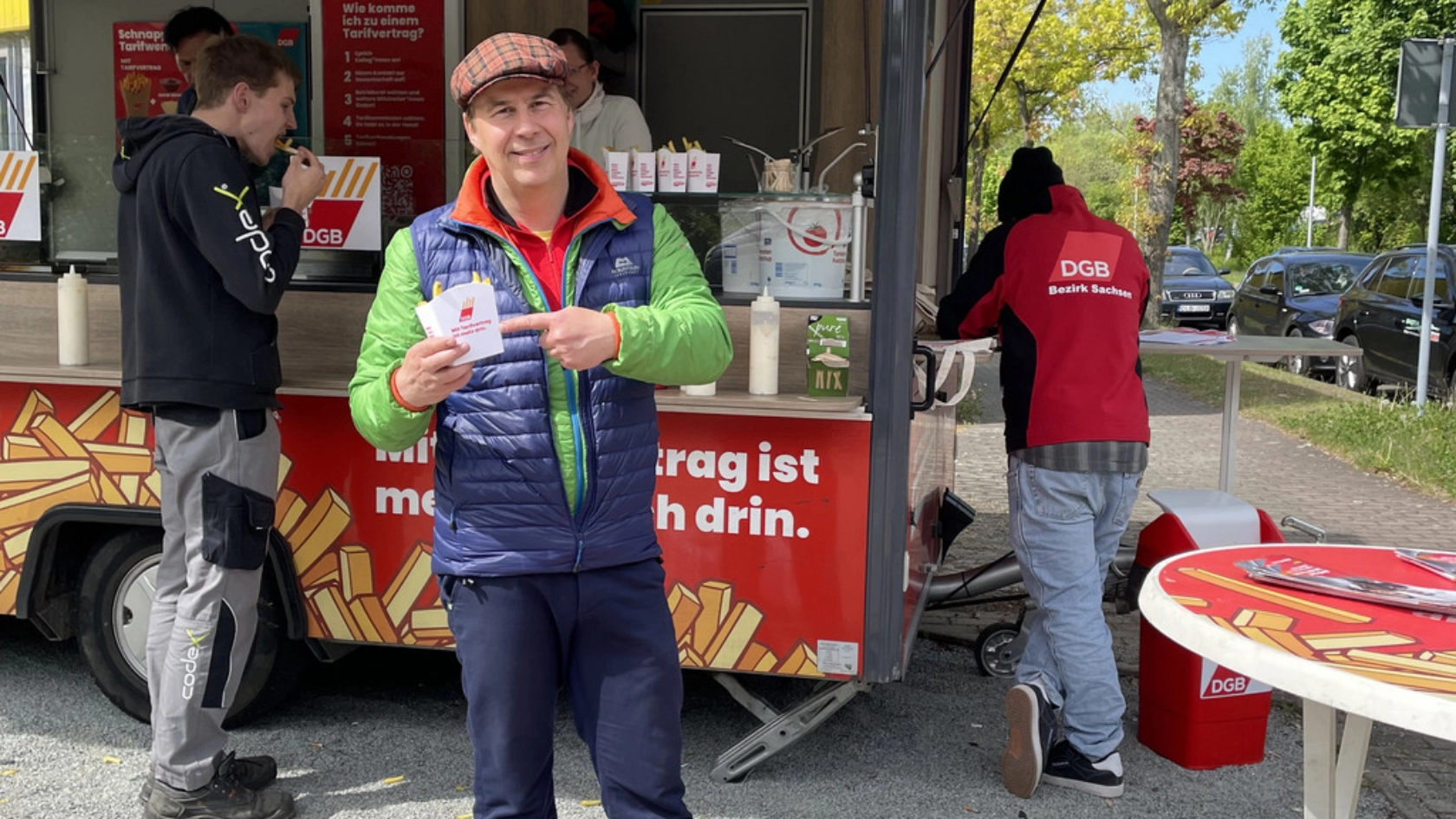 Krzysztof Iwanowski, Gewerkschaftssekretär der IG Metall Ostsachsen, führte viele Gespräche mit den Kolleginnen und Kollegen von Birkenstock in Görlitz, über Arbeitsbedingungen und wie die IG Metall dafür sorgen kann, dass die Portion Pommes für alle noch größer ausfällt. 