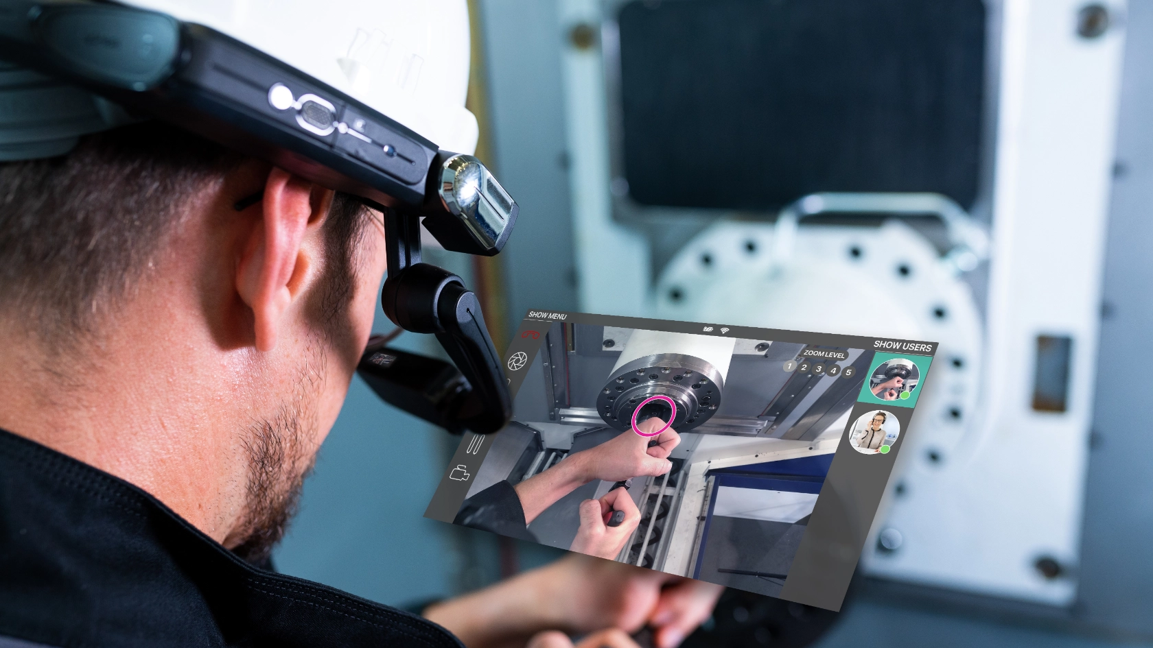 Über audiovisuellen Live-Support erhält der Maschinenbediener Unterstützung von Experten.