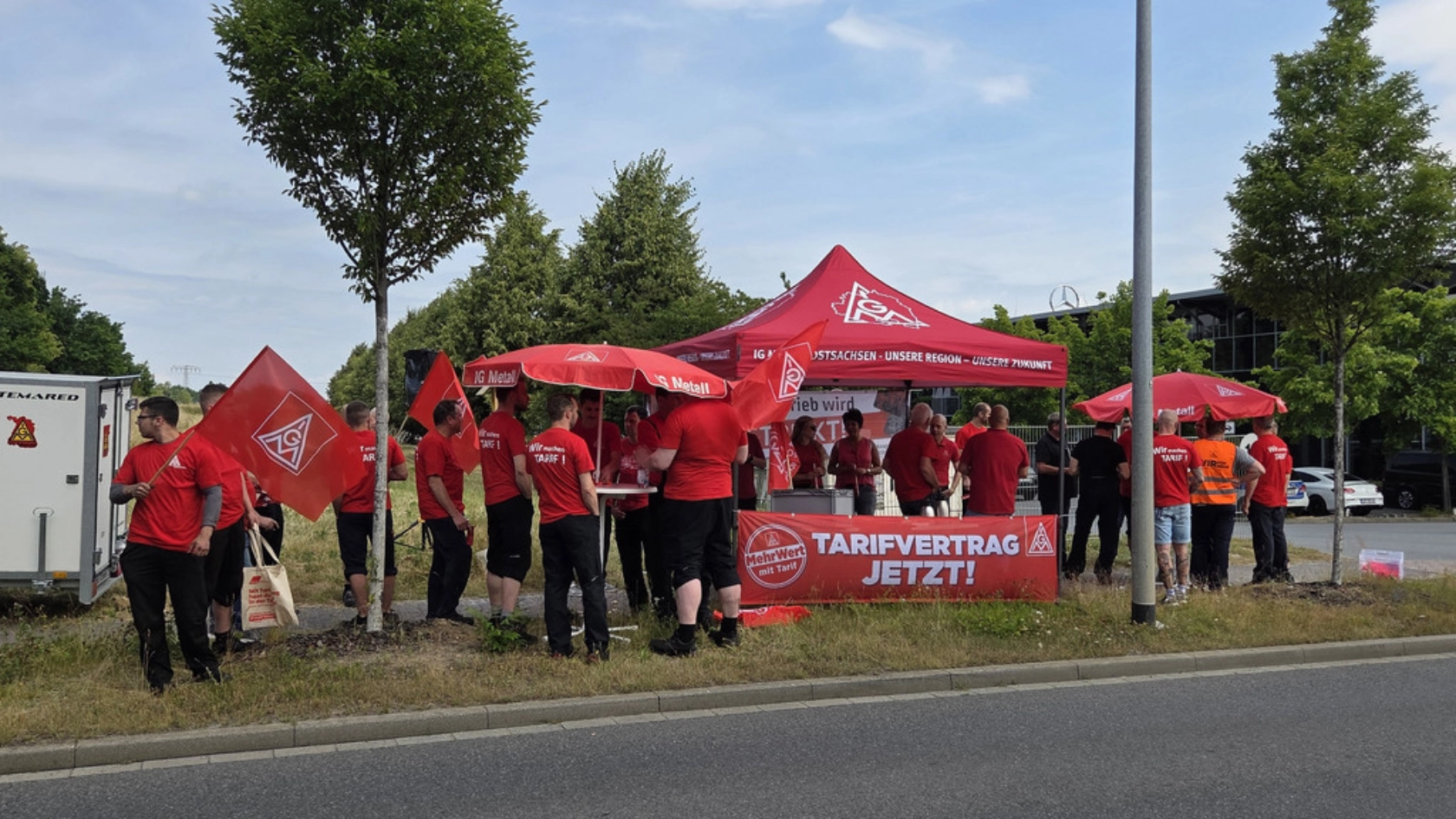  Die Kolleginnen und Kollegen tauchten die Kreckwitzer Straße vor dem Autohaus Hedin in IG Metall-Rot. Auf dem Banner war weithin zu lesen, warum: Tarifvertrag jetzt! 