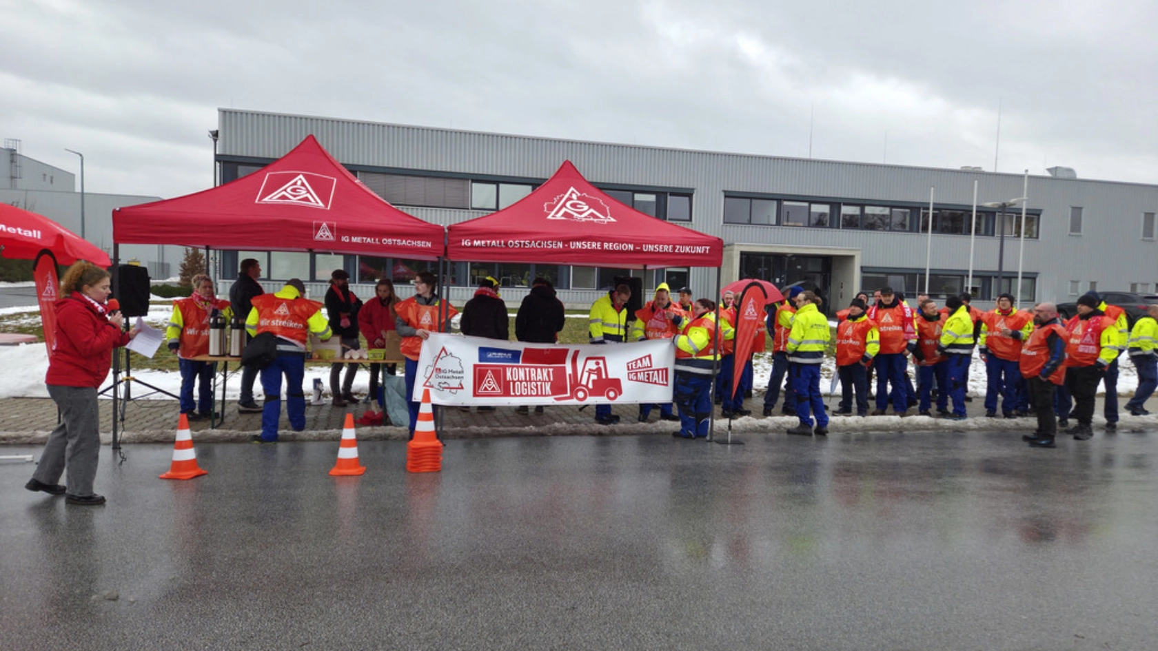  Rot war die vorherrschende Farbe beim Warnstreik vor dem Werktor 