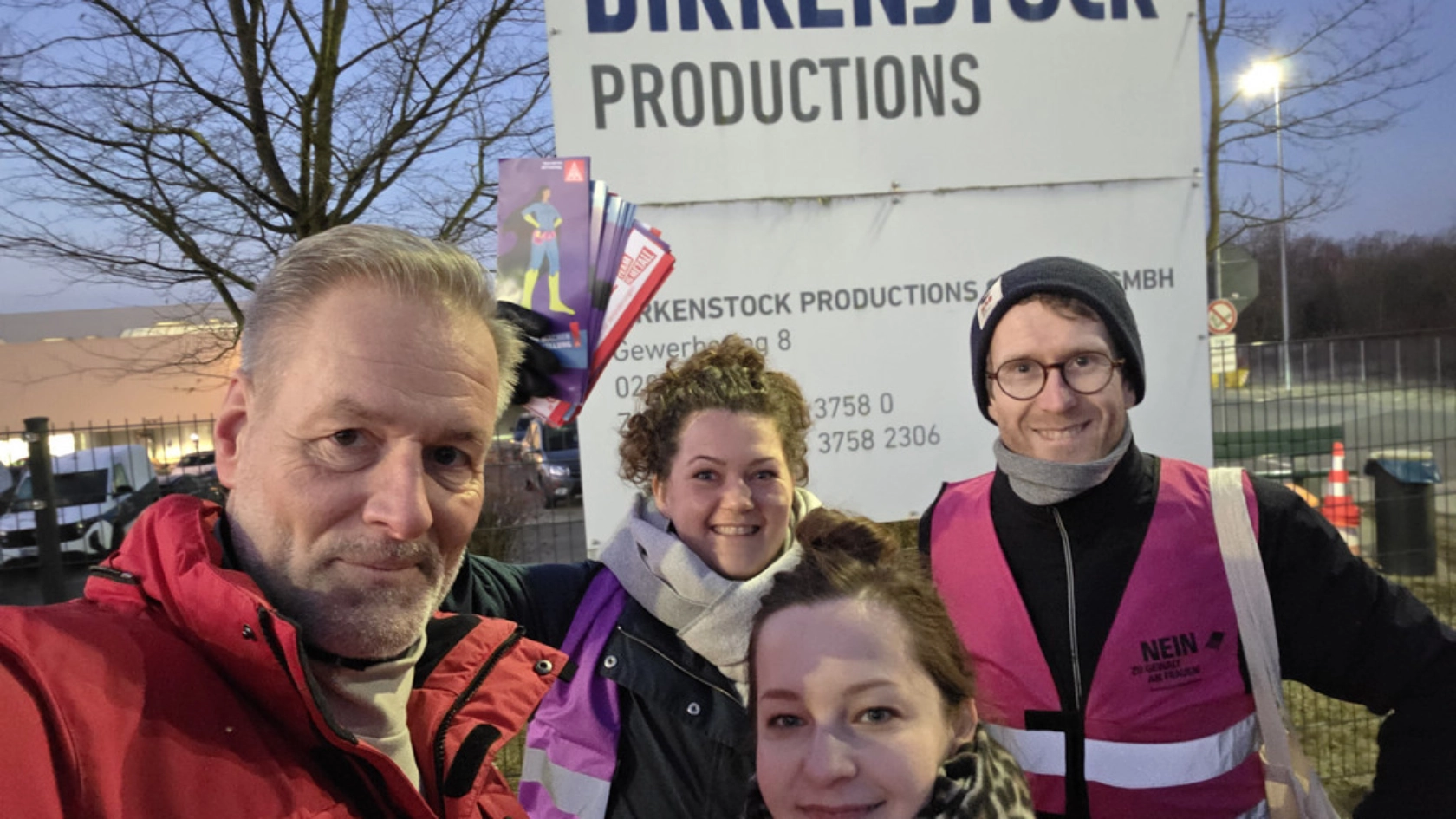 Der Wahlkampf des Teams IG Metall bei Birkenstock in Görlitz hat Wirkung gezeigt. Bei einer Vortoraktion wurden die aktiven Metallerinnen und Metaller bei Birkenstock in der vergangenen Woche von hauptamtlichen Gewerkschaftssekretärinnen und -sekretären unterstützt – im Bild v.l.n.r.: Uwe Garbe, Christina Stobwasser, Anna Bielicki und Marten von Werder.