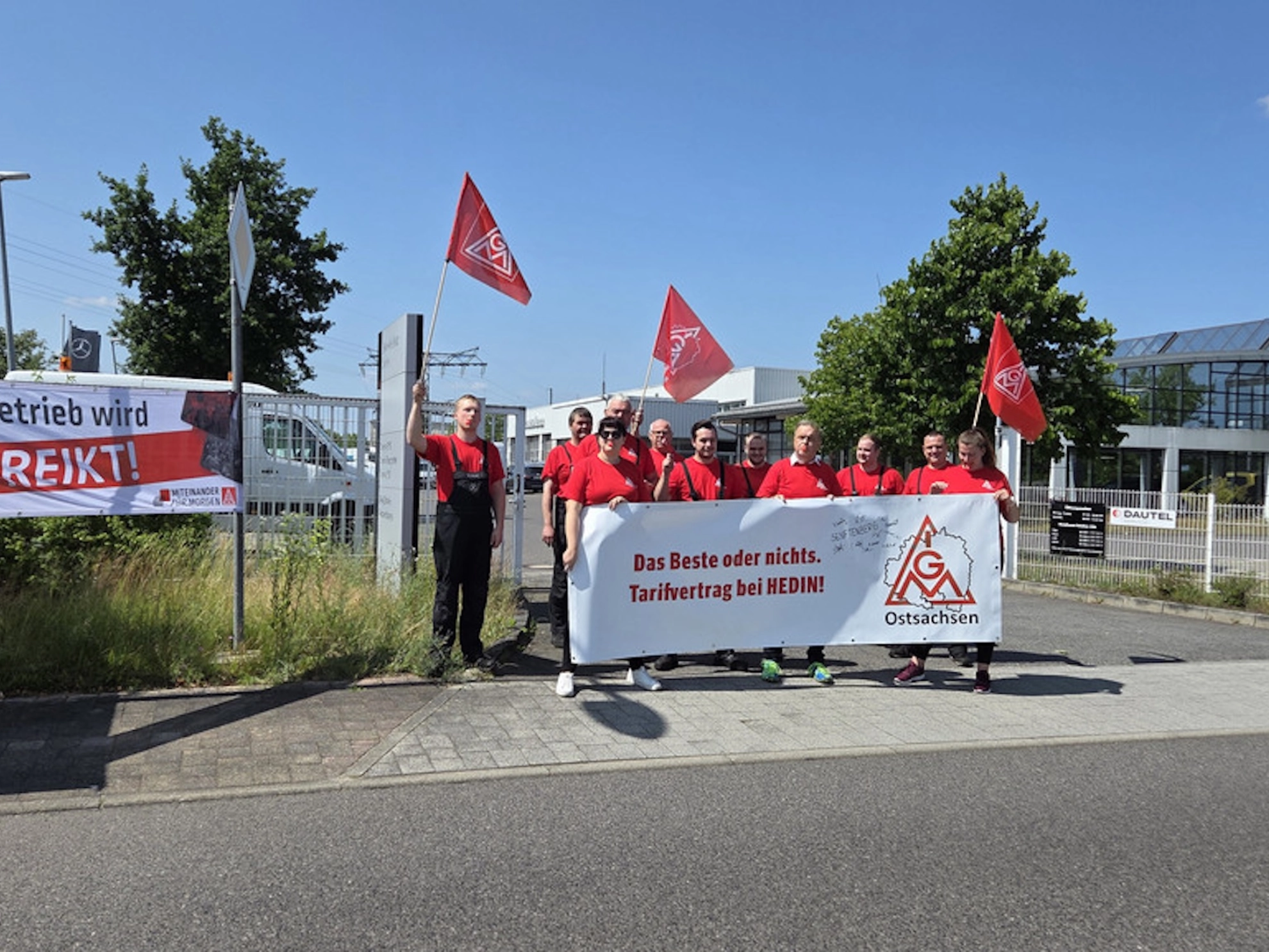  Warnstreik bei Hedin Automotives in Senftenberg: Im Betrieb ruht die Arbeit, vor dem Betrieb ist Bewegung. Aus gutem Grund: Die Beschäftigten kämpfen für einen Tarifvertrag. 