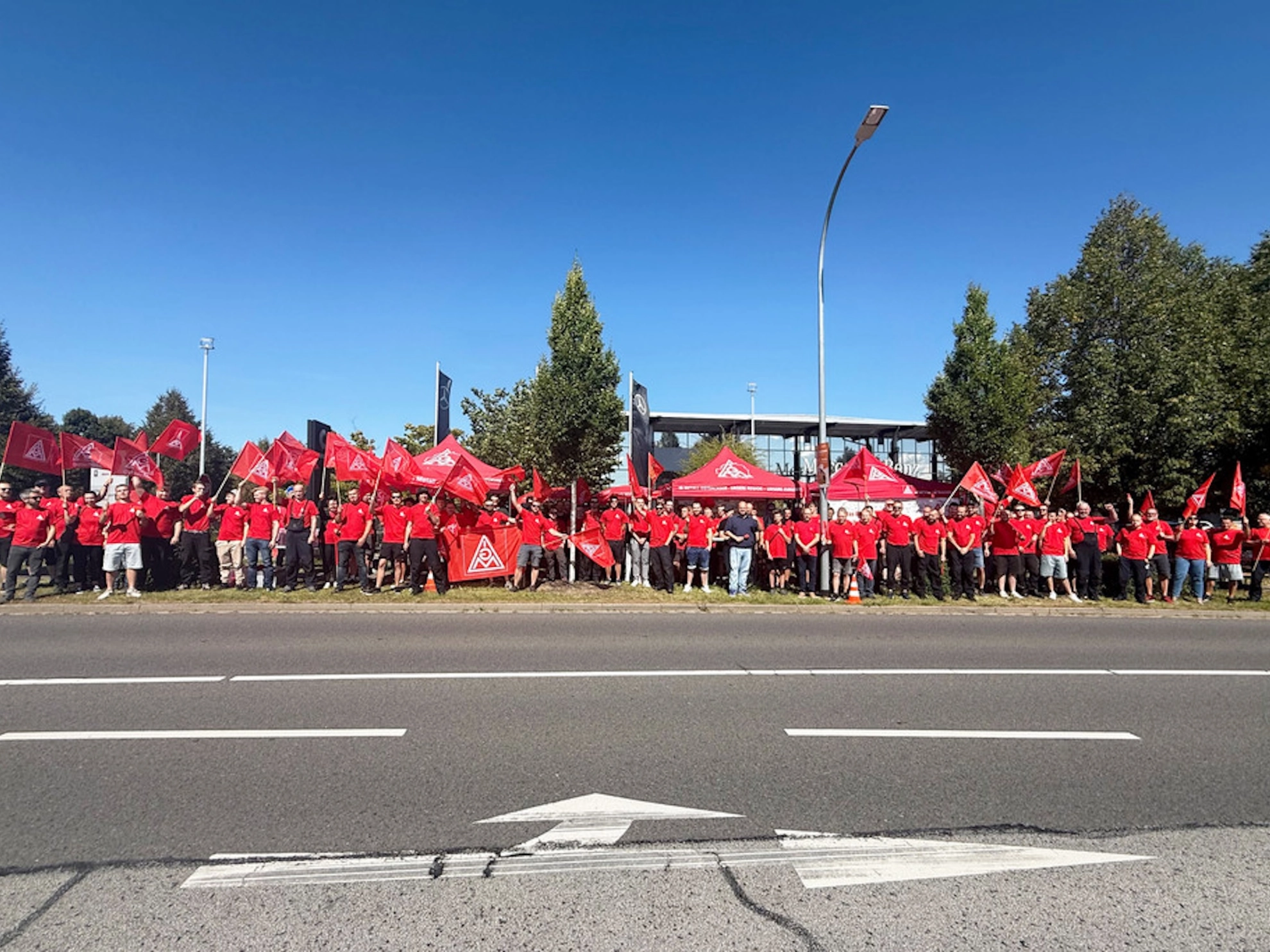  Große Beteiligung: An dem gemeinsamen, zentralen Warnstreik aller acht Hedin-Autohäuser und -Werkstätten in Ostsachsen in Bautzen beteiligten sich rund 150 Kolleginnen und Kollegen.