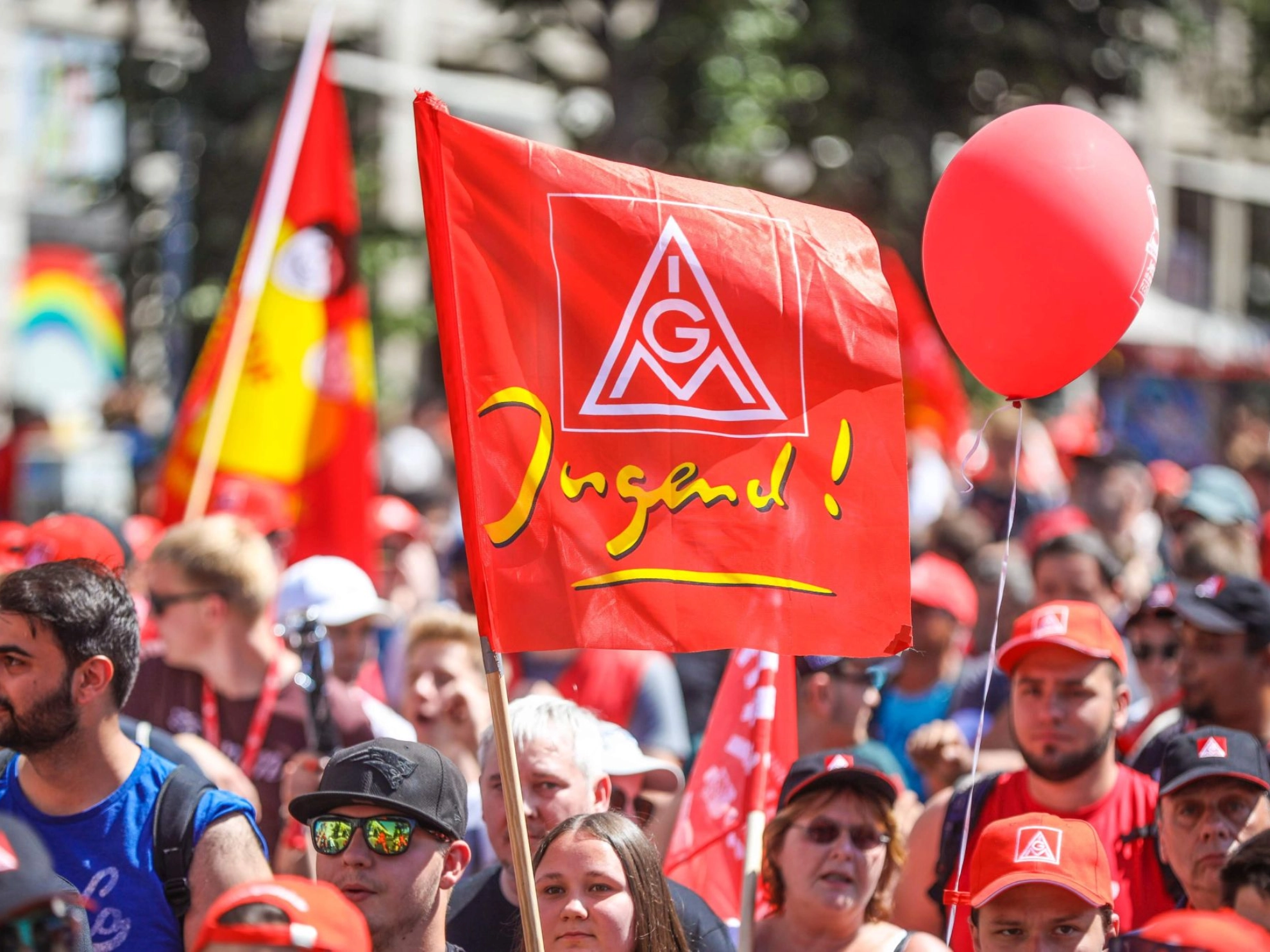 eine Fahne der IG Metall Jugend auf der FairWandel-Kundgebung in Berlin