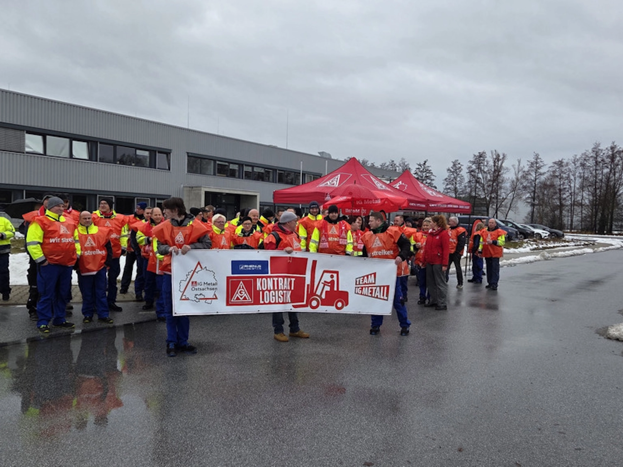 Mit einem starken Warnstreik haben die Kolleginnen und Kollegen der Früh- und Spätschicht bei Rhenus in Kamenz für ihre Forderungen in der laufenden Tarifrunde Druck gemacht. 