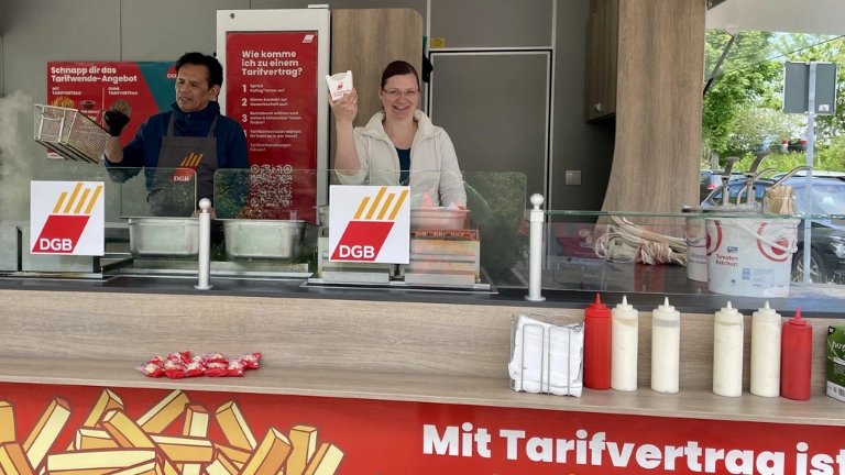  Vor Ort in Görlitz: das DGB-Frittenmobil 