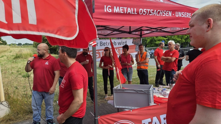  Gewerkschaftssekretär Axel Drescher (links) sprach zu den Kolleginnen und Kollegen von Hedin Automotive. 