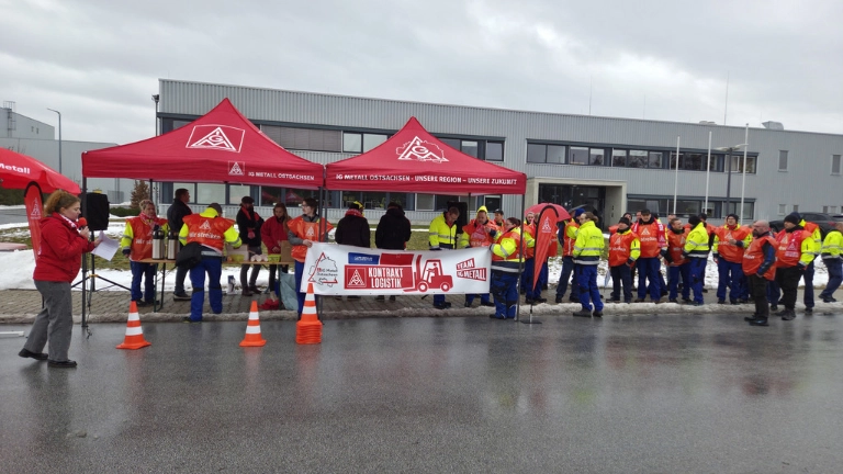  Rot war die vorherrschende Farbe beim Warnstreik vor dem Werktor 