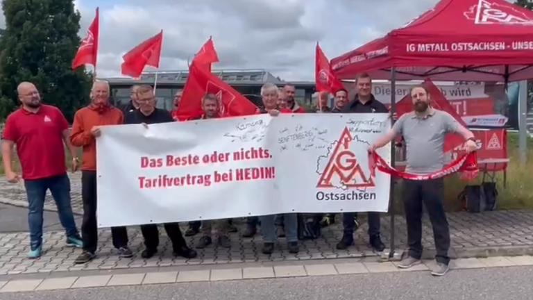  ... und am 16. Juni verlegten die Beschäftigten in Kamenz ihren Arbeitsplatz für eine Stunde vors Tor – tatkräftig unterstützt von den Kollegen der Accumotive. 