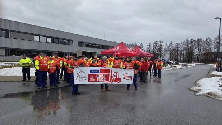 Mit einem starken Warnstreik haben die Kolleginnen und Kollegen der Früh- und Spätschicht bei Rhenus in Kamenz für ihre Forderungen in der laufenden Tarifrunde Druck gemacht. 